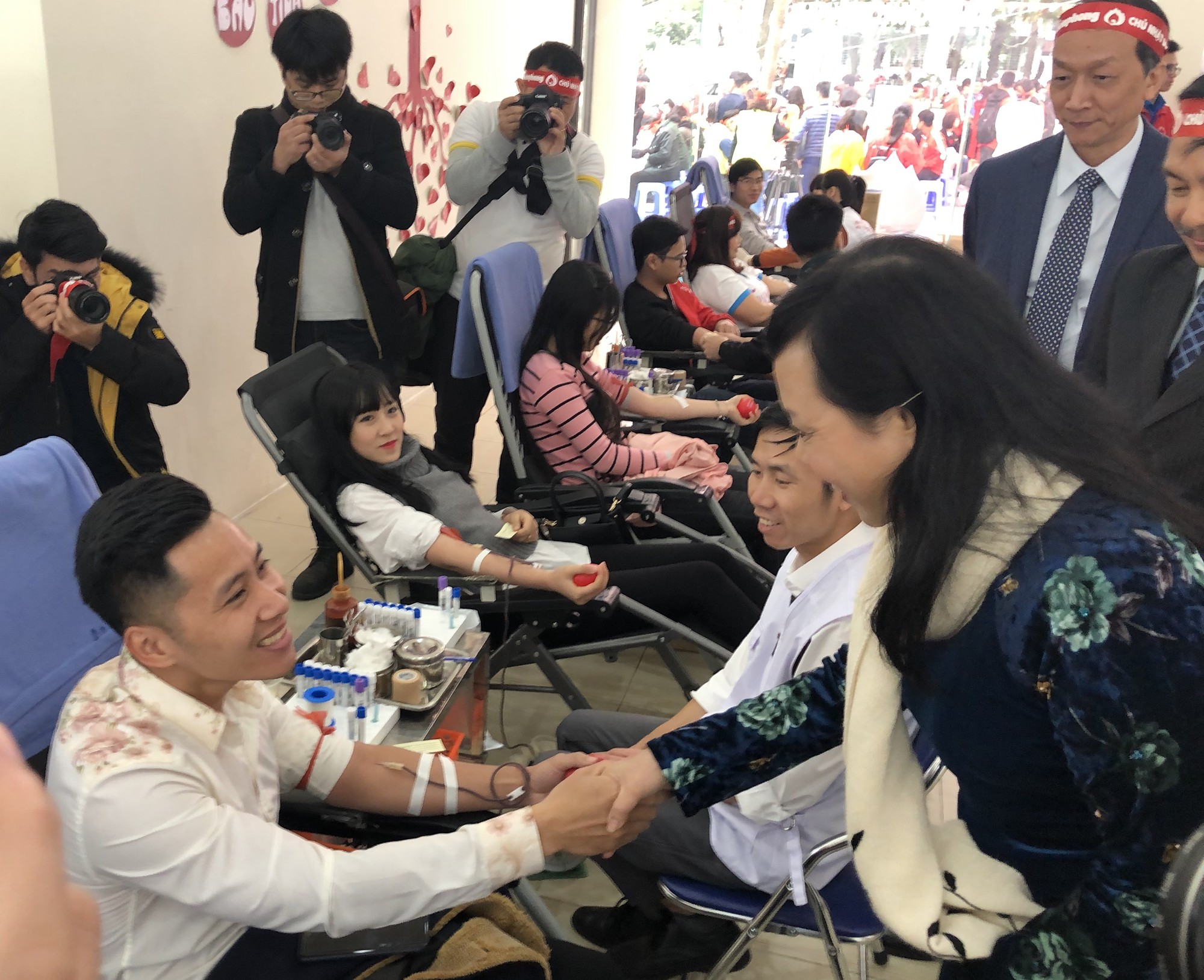 Hoa hậu Trần Tiểu Vy hồi hộp trong lần đầu hiến m&aacute;u - Ảnh 14.
