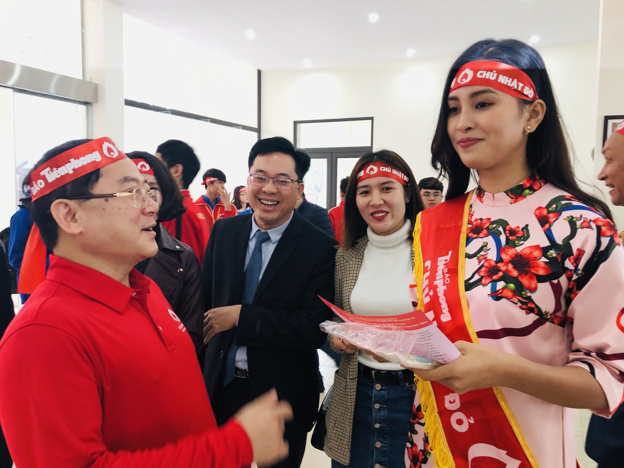 Hoa hậu Trần Tiểu Vy hồi hộp trong lần đầu hiến m&aacute;u - Ảnh 2.