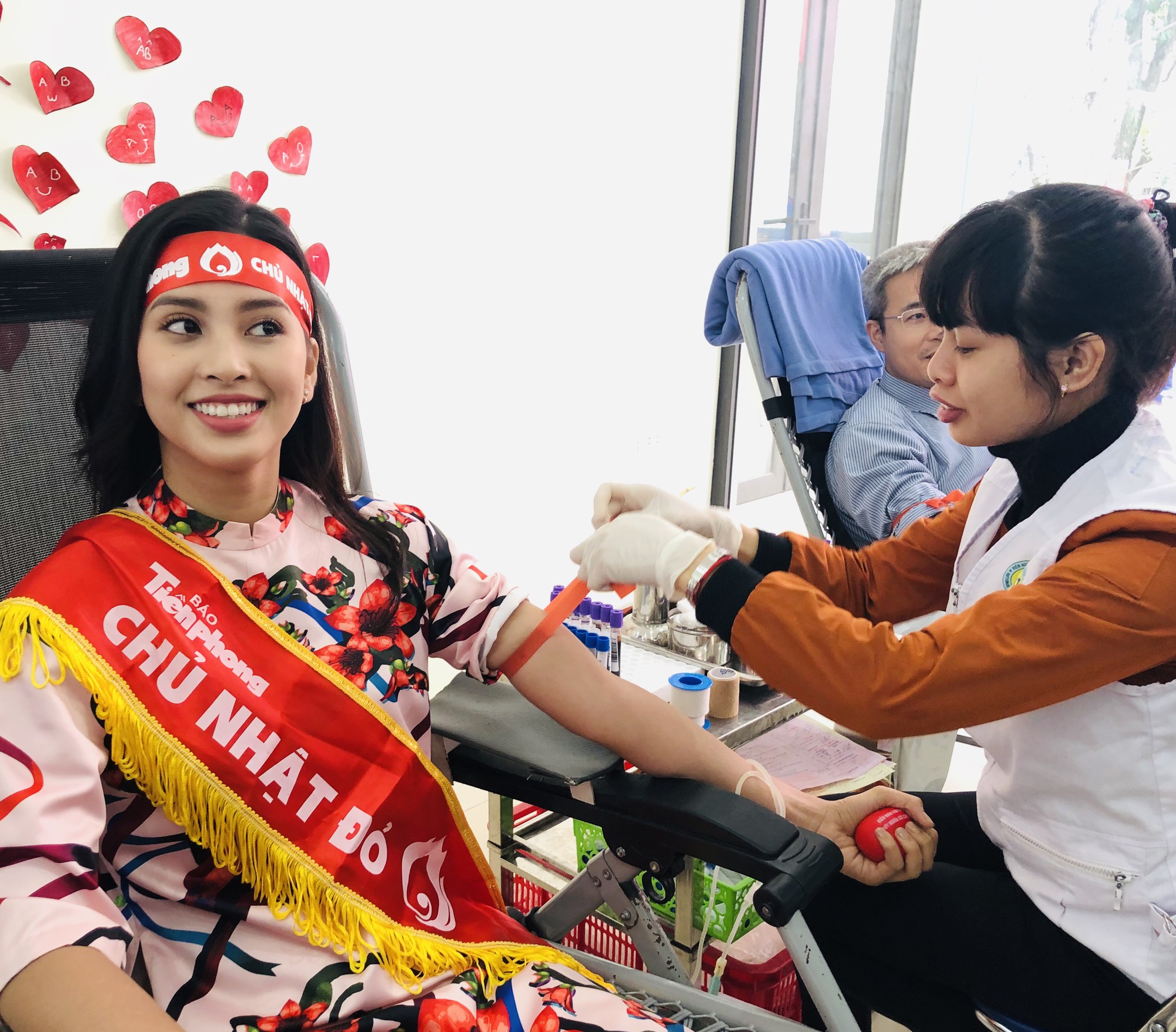 Hoa hậu Trần Tiểu Vy hồi hộp trong lần đầu hiến máu