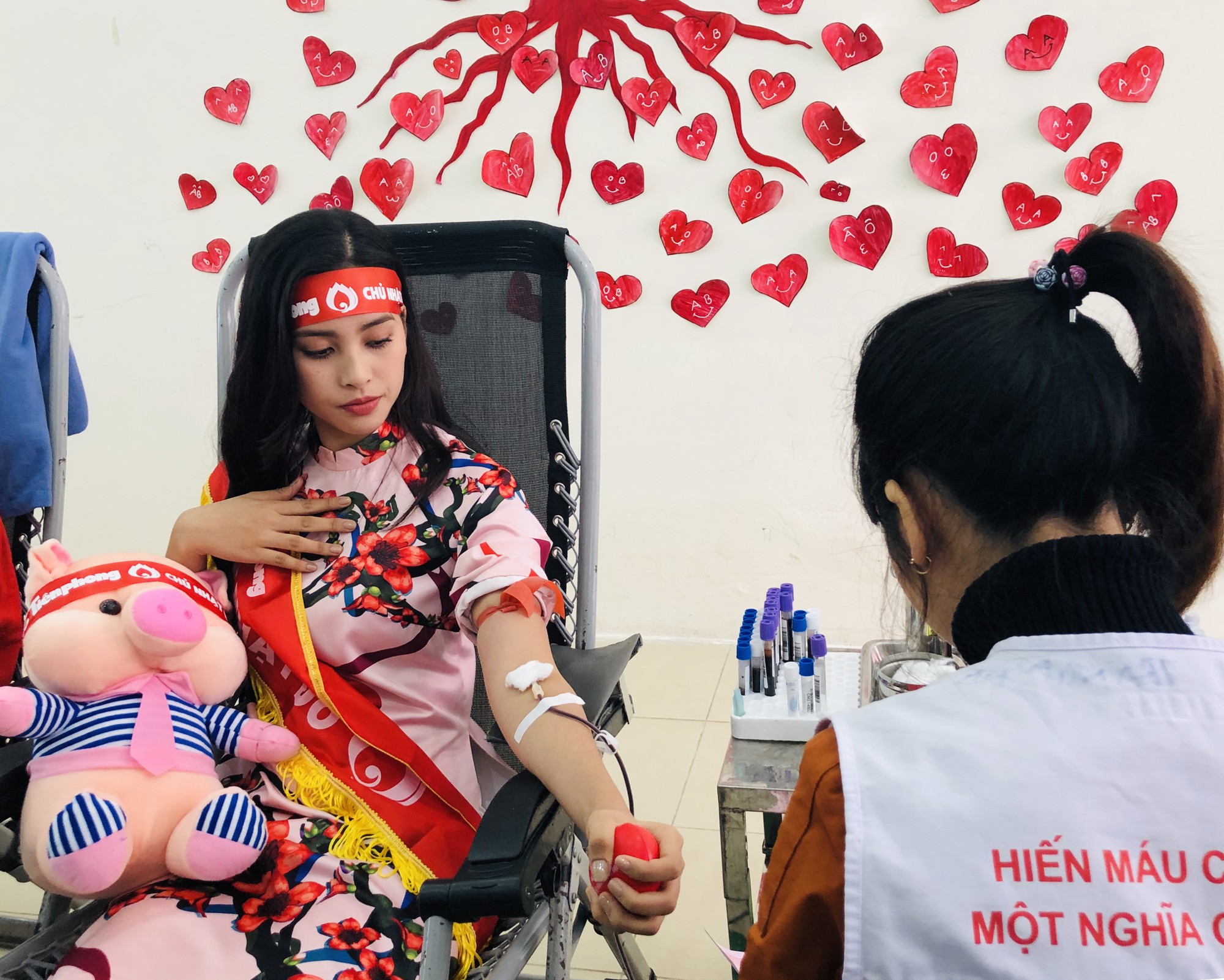 Hoa hậu Trần Tiểu Vy hồi hộp trong lần đầu hiến m&aacute;u - Ảnh 7.