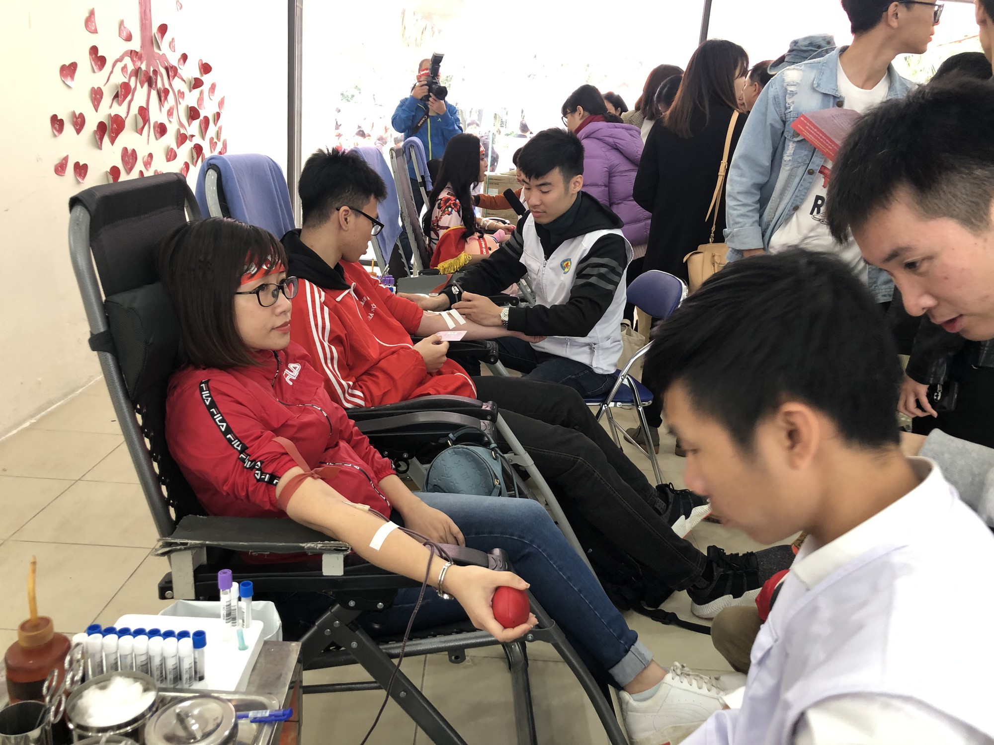 Hoa hậu Trần Tiểu Vy hồi hộp trong lần đầu hiến m&aacute;u - Ảnh 19.