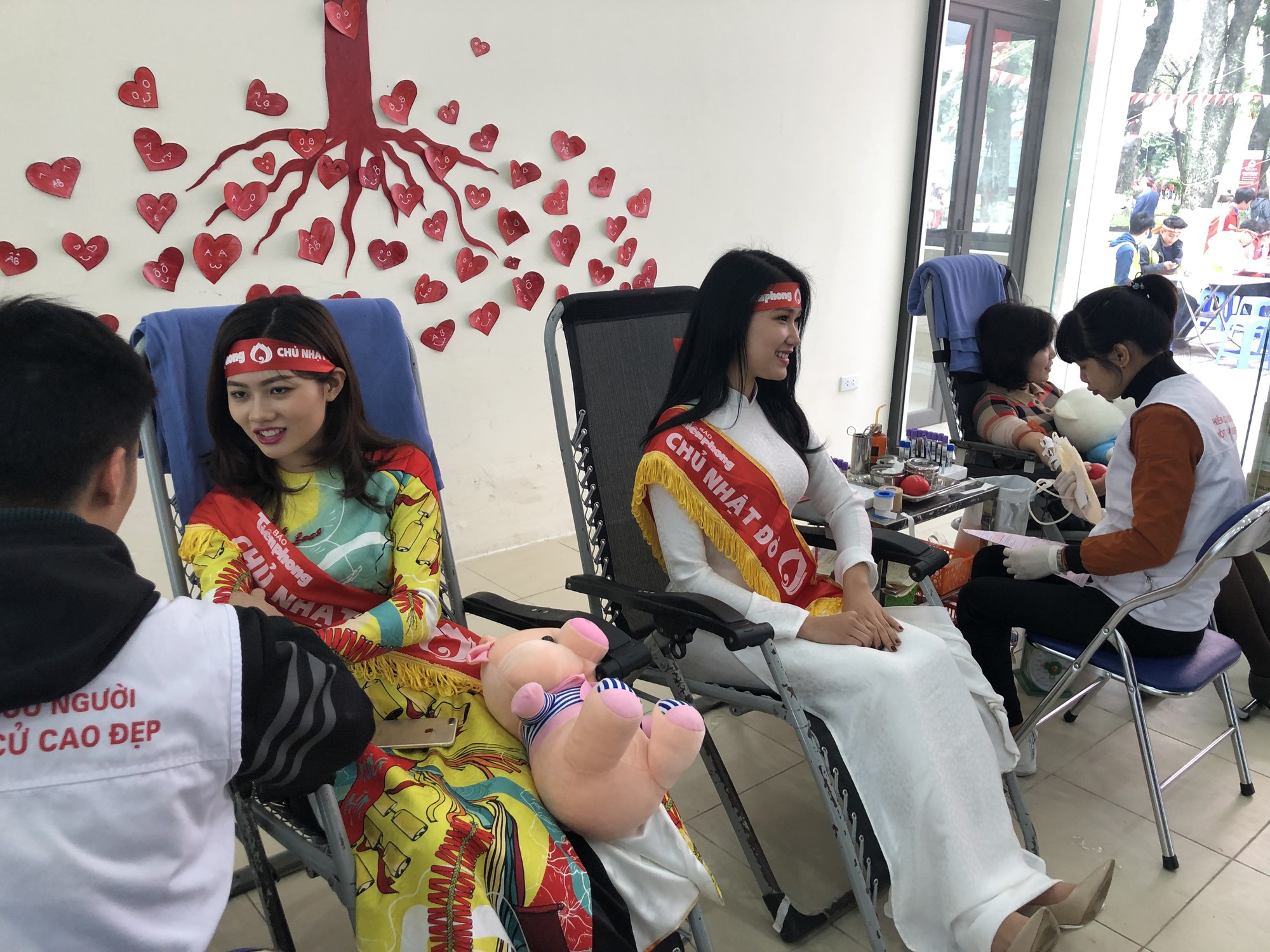 Hoa hậu Trần Tiểu Vy hồi hộp trong lần đầu hiến m&aacute;u - Ảnh 13.
