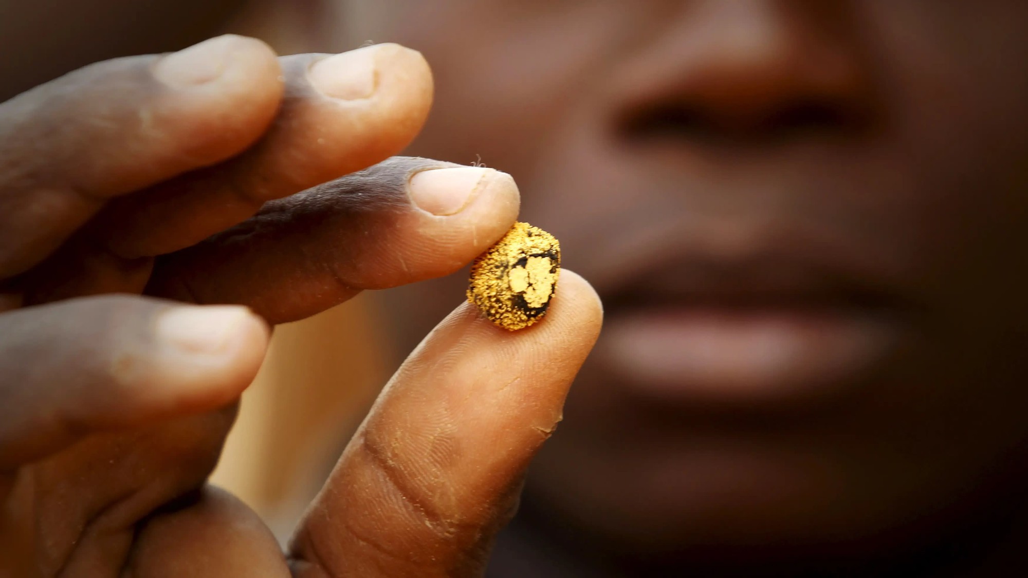 Tổng thống Ghana sợ Trung Quốc "đào trộm" vàng