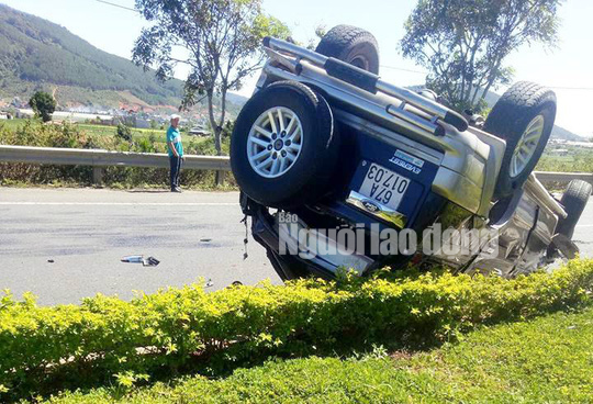 Xe du lịch lộn nhiều vòng trên cao tốc, người văng ra ngoài, tử vong