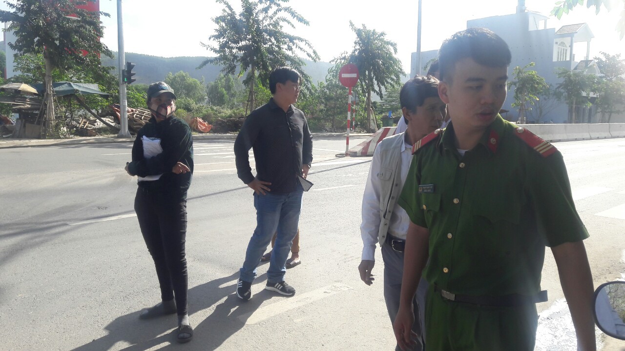 Đà Nẵng: Hết chặn xe tải, người dân lại chặn xe chở rác để phản đối ô nhiễm - Ảnh 6.