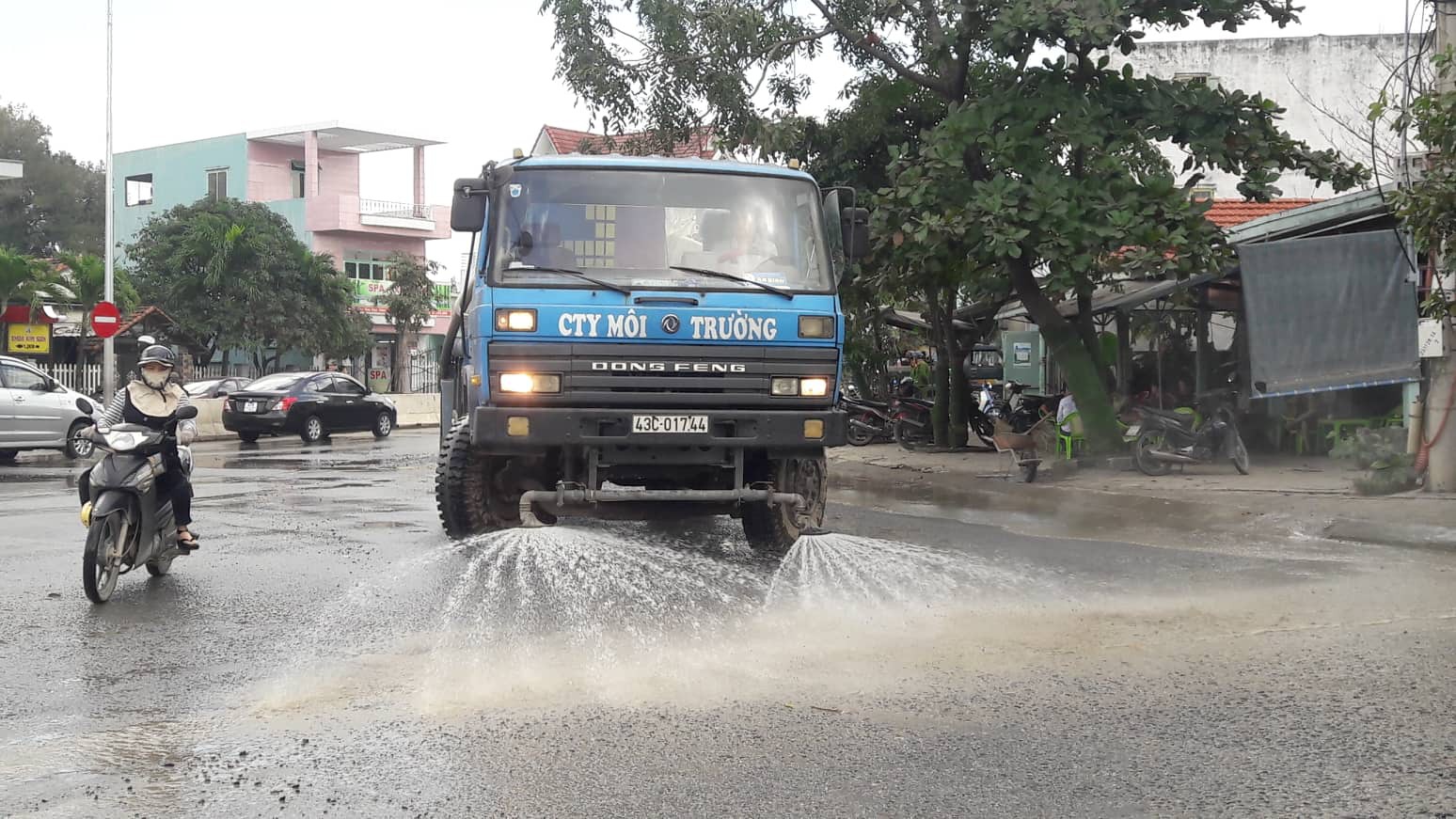 Đ&agrave; Nẵng: Người d&acirc;n chặn xe tải chở đất, đ&aacute; để phản đối &ocirc; nhiễm - Ảnh 4.