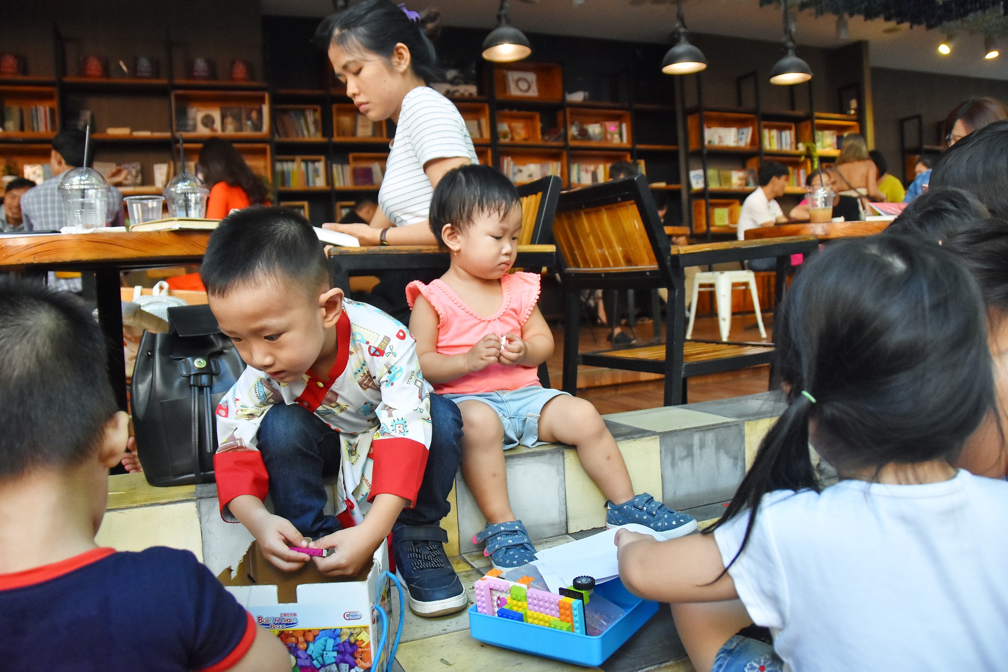 Chuyện ở đường s&aacute;ch Nguyễn Văn B&igrave;nh - Ảnh 4.
