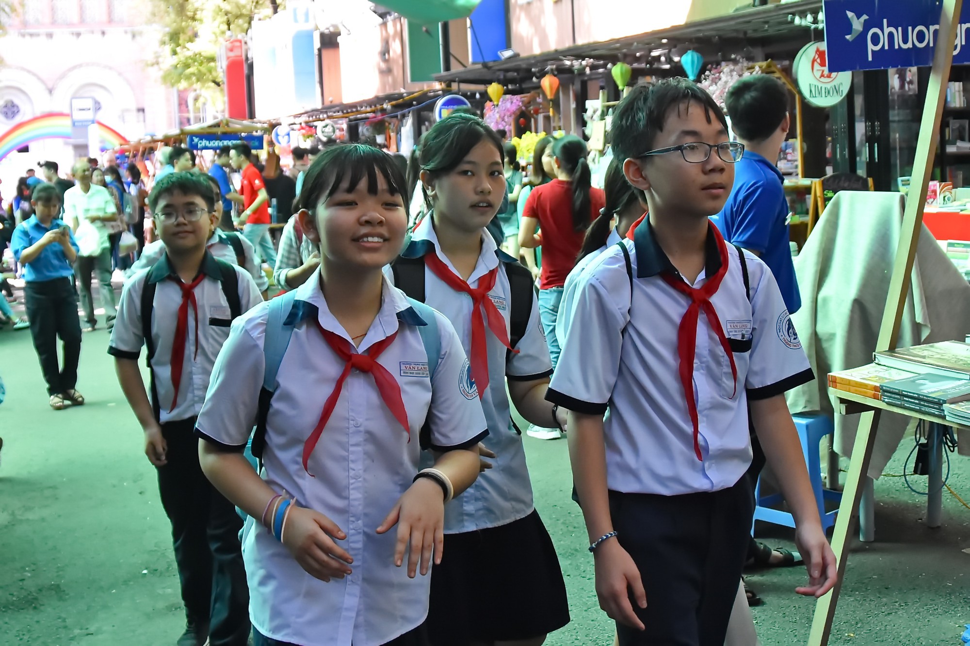 Chuyện ở đường s&aacute;ch Nguyễn Văn B&igrave;nh - Ảnh 1.