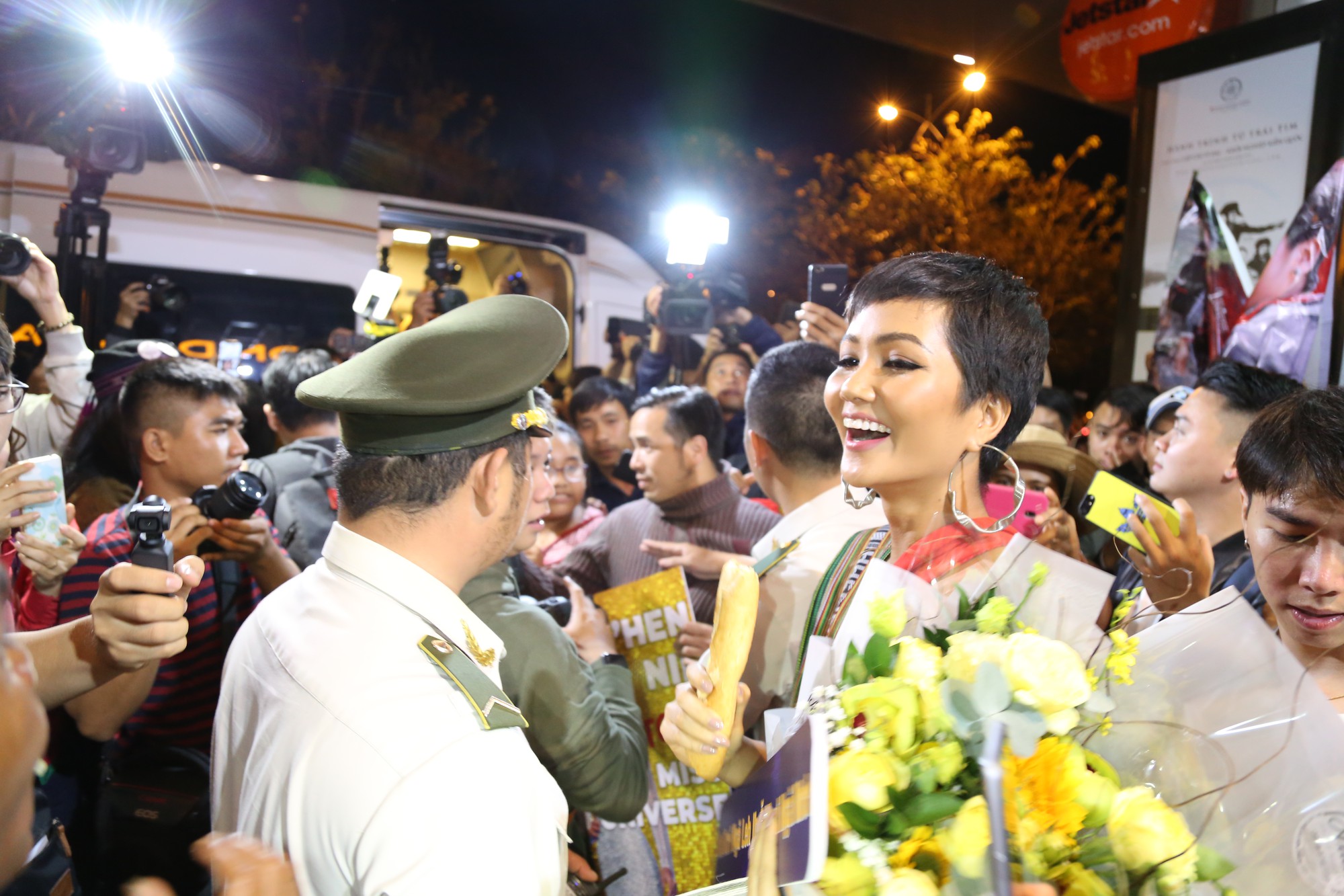 Hoa hậu H’Hen Niê về quê với nhiều dự án thiện nguyện