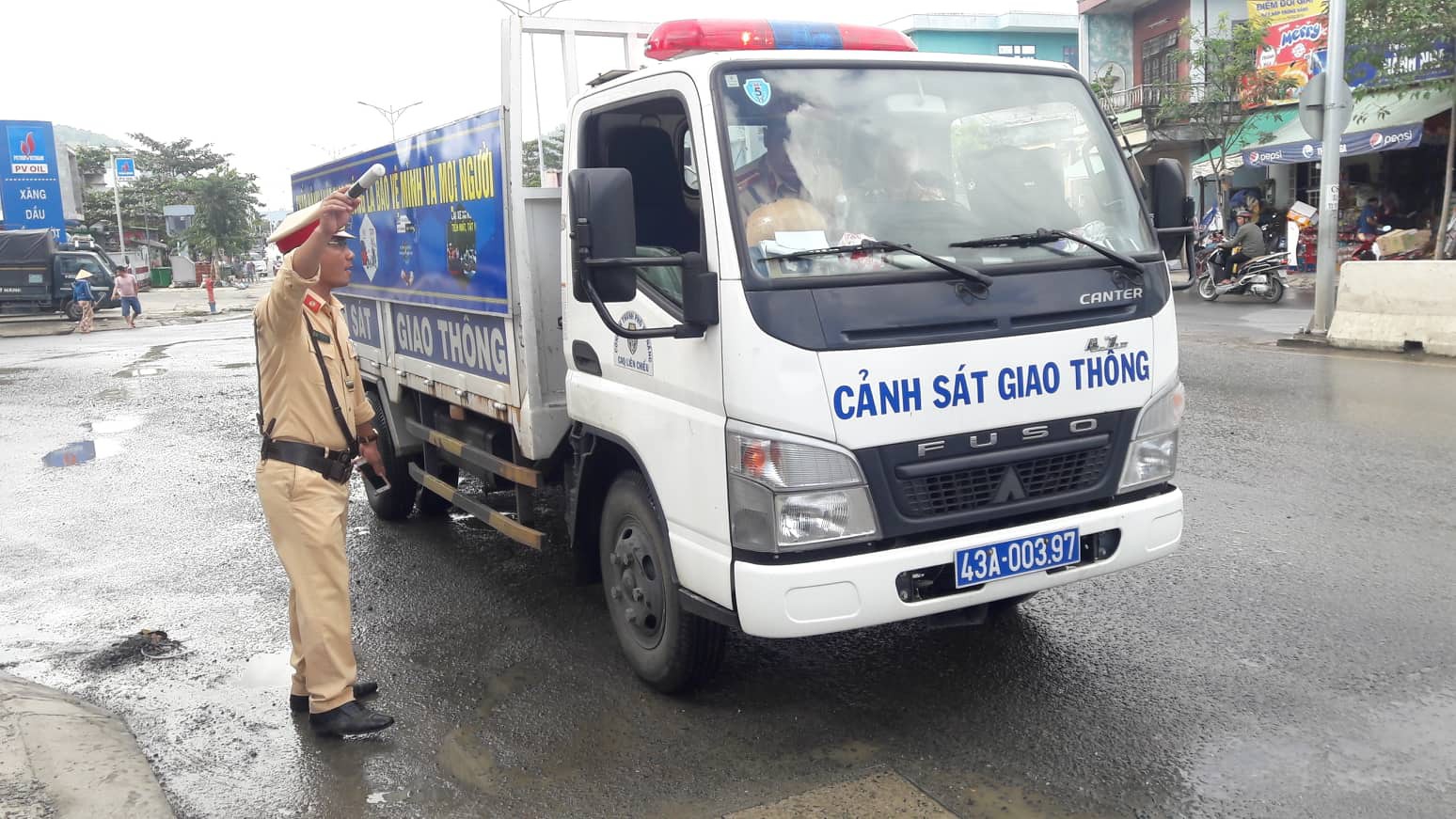Đ&agrave; Nẵng: Người d&acirc;n chặn xe tải chở đất, đ&aacute; để phản đối &ocirc; nhiễm - Ảnh 2.
