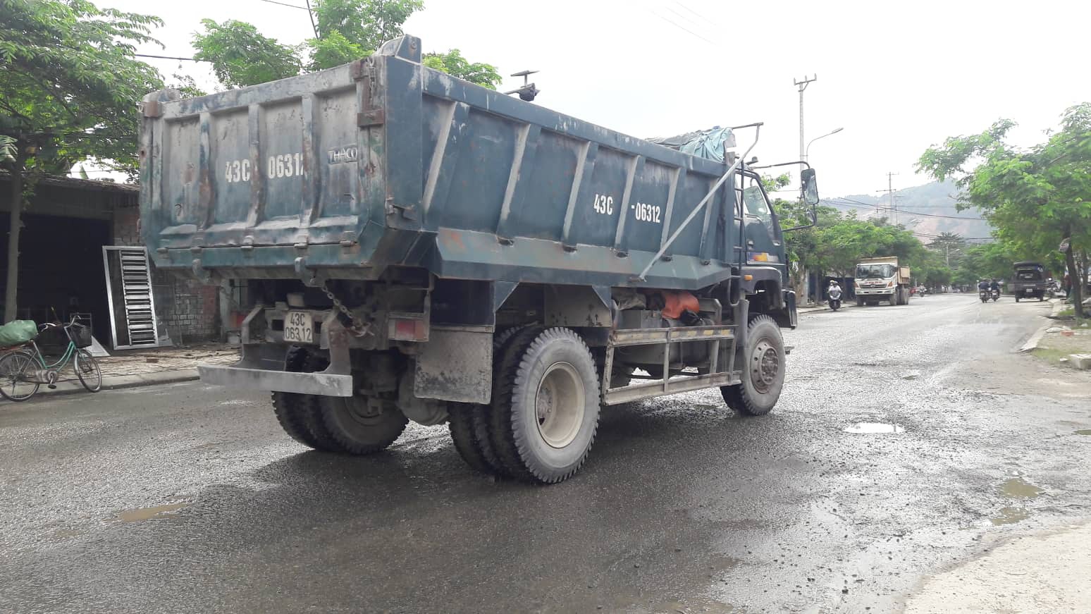 Đ&agrave; Nẵng: Người d&acirc;n chặn xe tải chở đất, đ&aacute; để phản đối &ocirc; nhiễm - Ảnh 1.