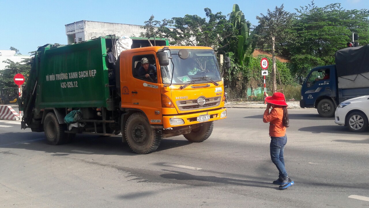 Đà Nẵng: Hết chặn xe tải, người dân lại chặn xe chở rác để phản đối ô nhiễm