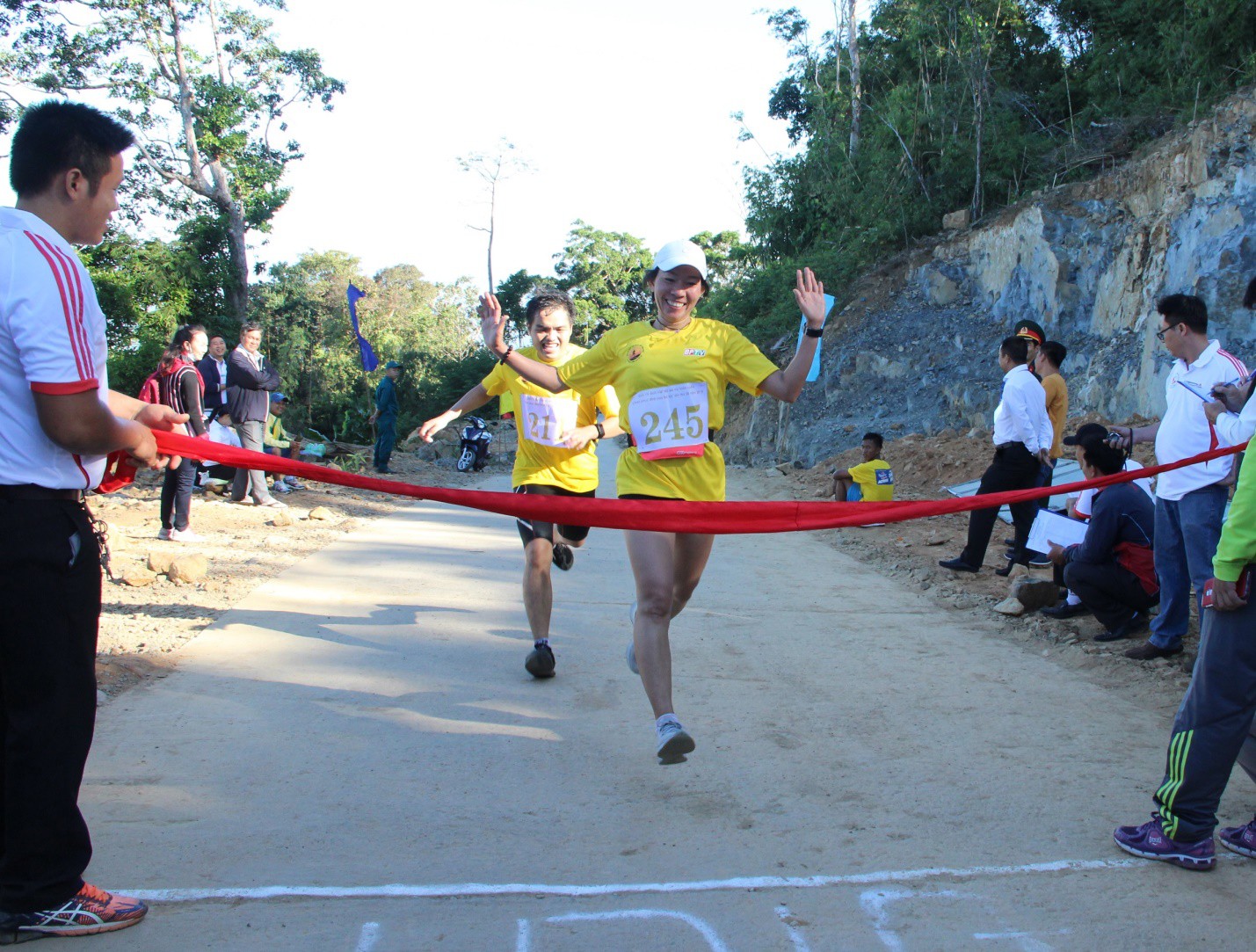 Number 1 Active đồng h&agrave;nh c&ugrave;ng giải việt d&atilde; leo n&uacute;i Chinh phục đỉnh B&agrave; R&aacute; lần thứ 25 - Ảnh 2.