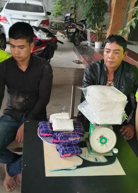 B&iacute; mật trong 2 bọc m&agrave;u trắng khả nghi tr&ecirc;n chiếc xế hộp mang BKS H&agrave; Nội - Ảnh 1.