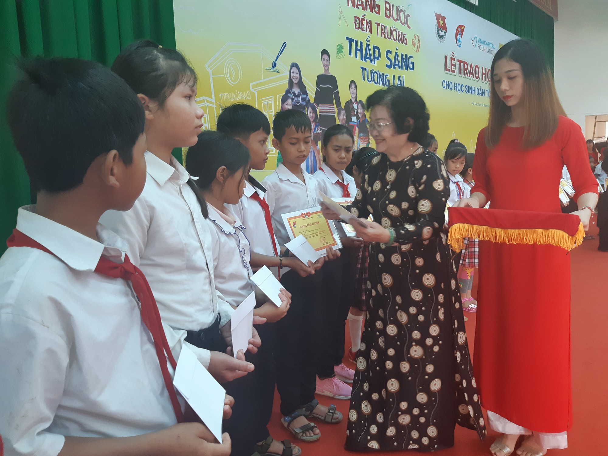 Hoa hậu H&rsquo;Hen Ni&ecirc;: Đừng nh&igrave;n lại đằng sau hay c&uacute;i xuống - Ảnh 1.