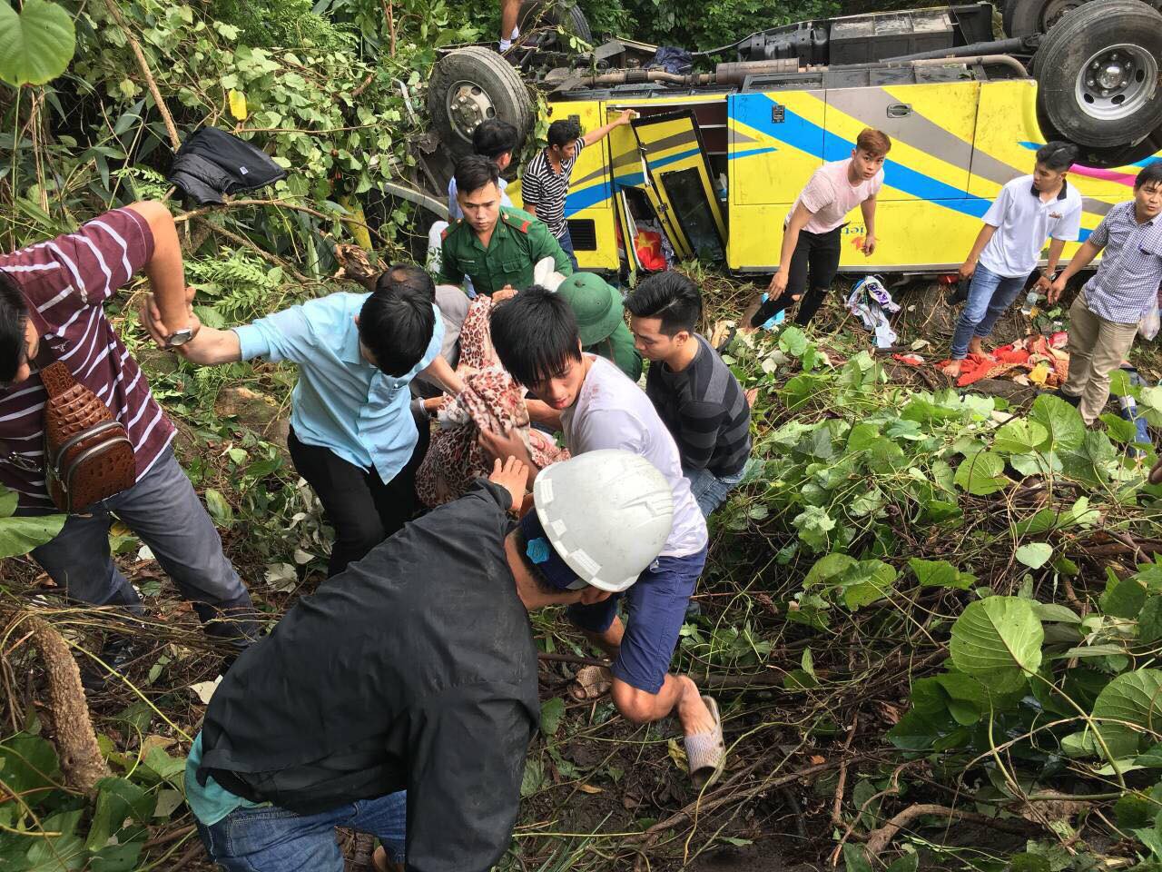 Xe chở sinh viên rơi xuống đèo Hải Vân: Nạn nhân kể lại giây phút kinh hoàng