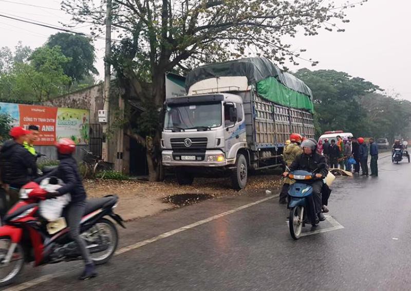 Tông vào xe tải đỗ bên đường lúc mưa phùn, người phụ nữ đi xe máy tử vong