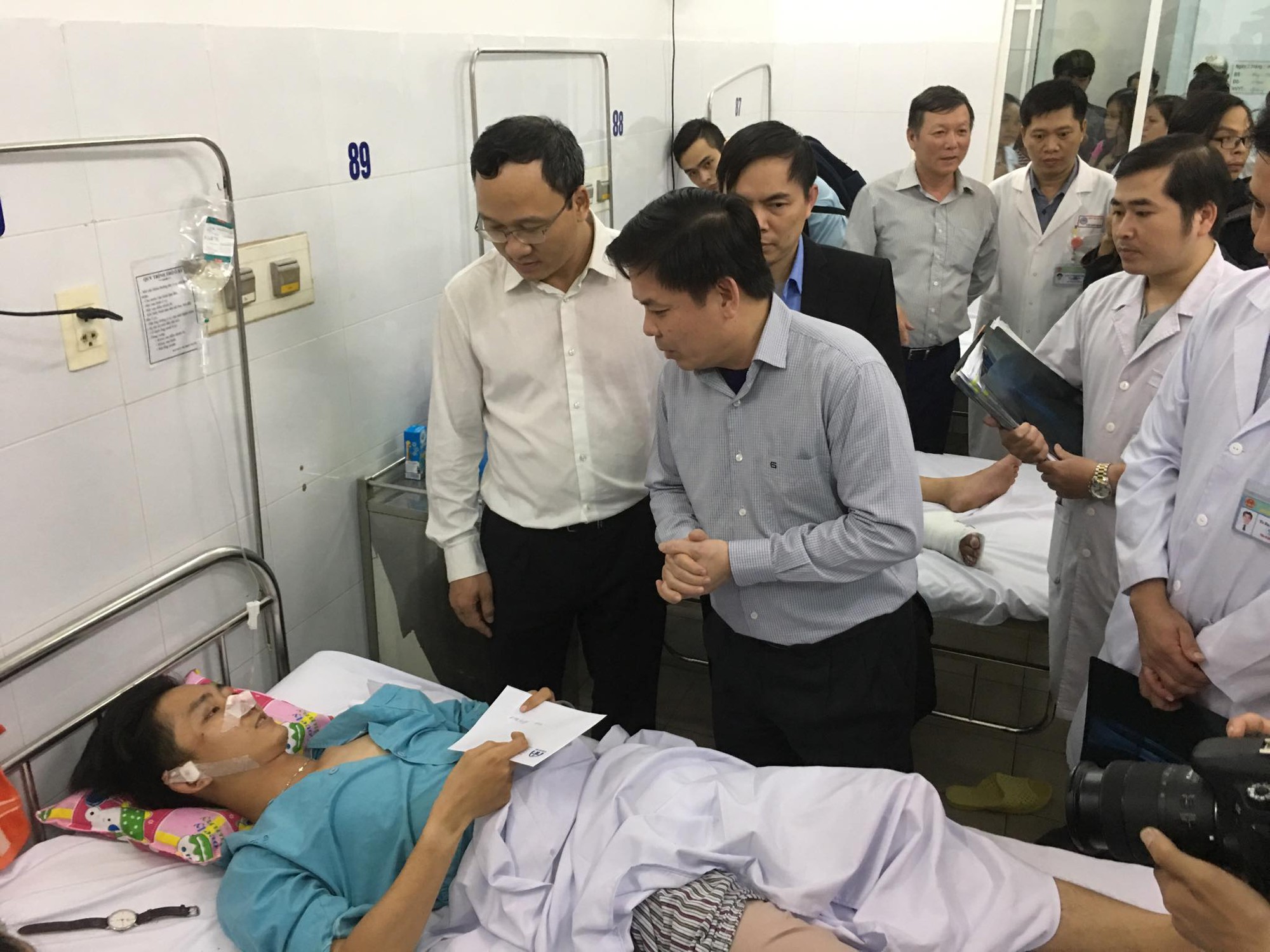 T&igrave;m kiếm, nối lại c&aacute;nh tay đứt l&igrave;a của nữ sinh vi&ecirc;n gặp nạn ở đ&egrave;o Hải V&acirc;n - Ảnh 1.