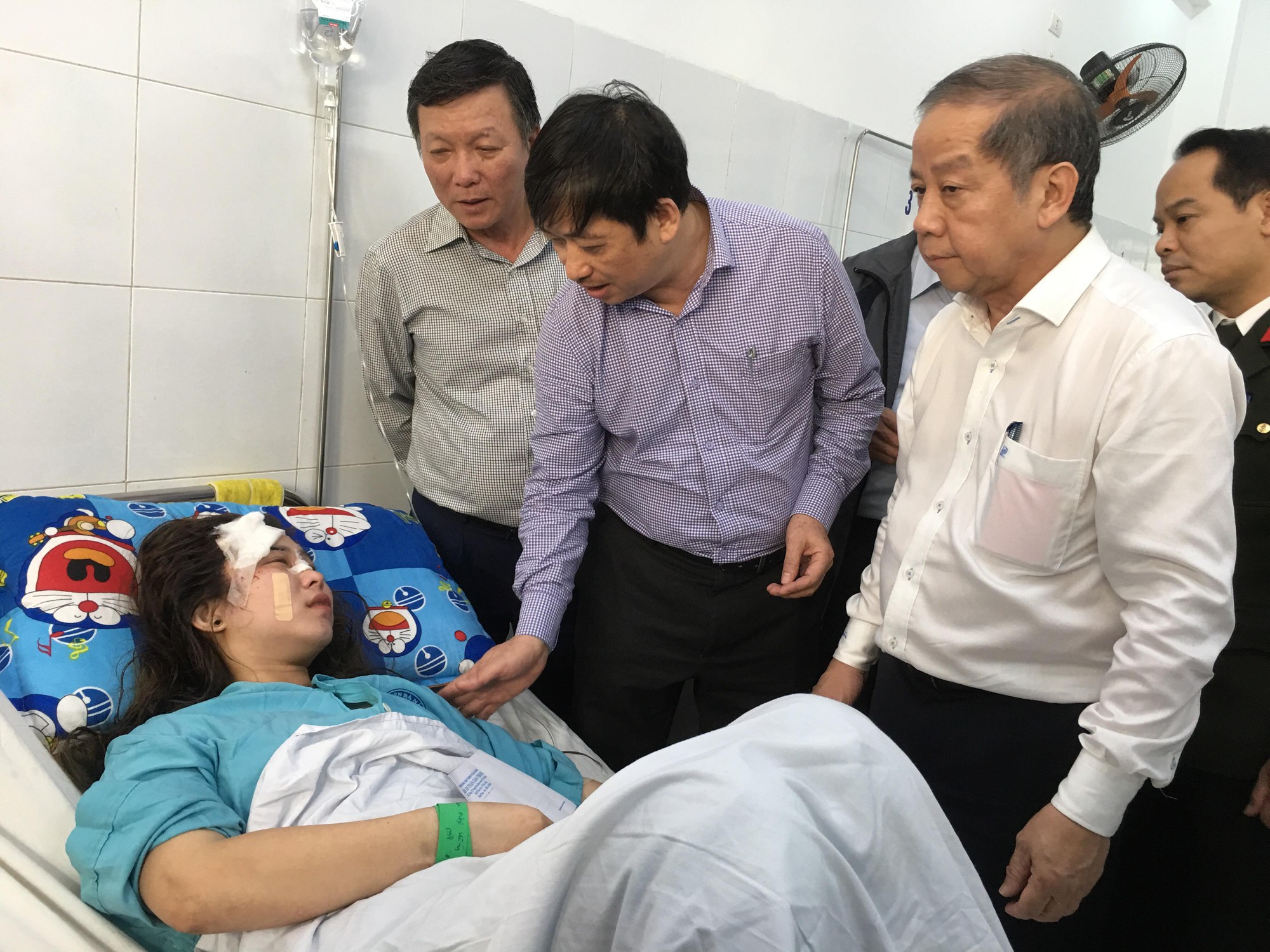 Xe chở sinh viên rơi xuống đèo Hải Vân: Nạn nhân kể lại giây phút kinh hoàng - Ảnh 2.