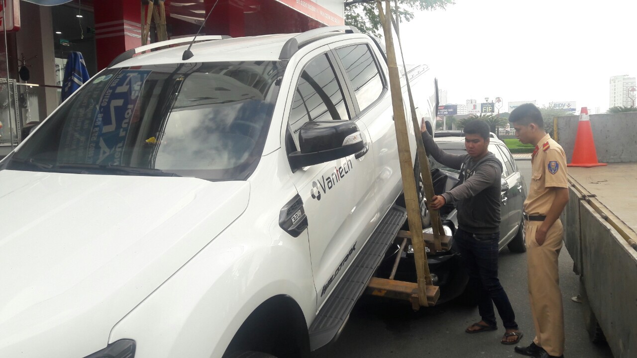Xe b&aacute;n tải chạy l&ugrave;i g&acirc;y tai nạn li&ecirc;n ho&agrave;n, 2 xe m&aacute;y v&agrave; 1 &ocirc;t&ocirc; hư hỏng nặng - Ảnh 5.