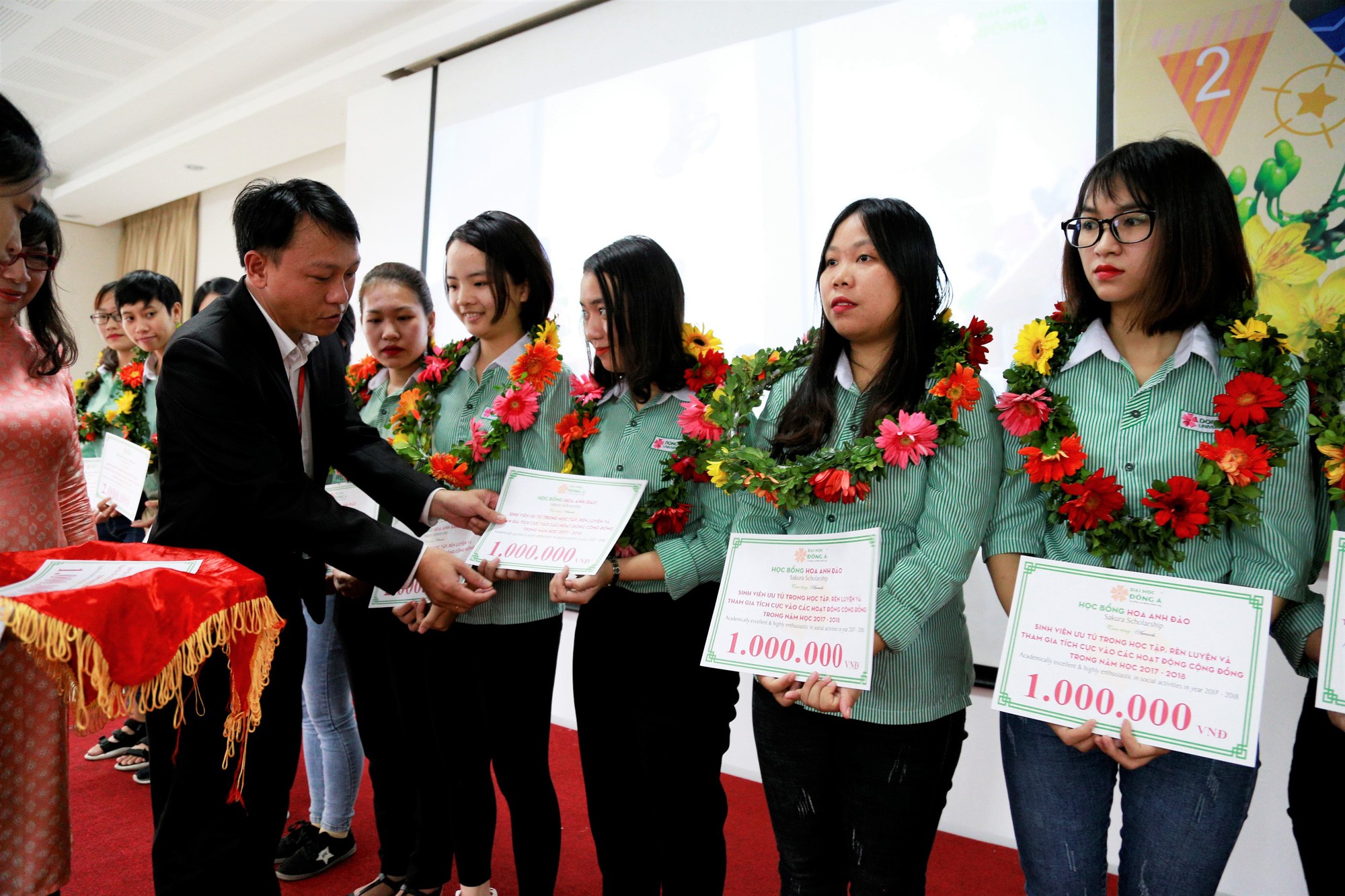 Đại học Đ&ocirc;ng &Aacute;: Trao tặng 233 v&eacute; xe Tết cho  sinh vi&ecirc;n kh&oacute; khăn - Ảnh 3.