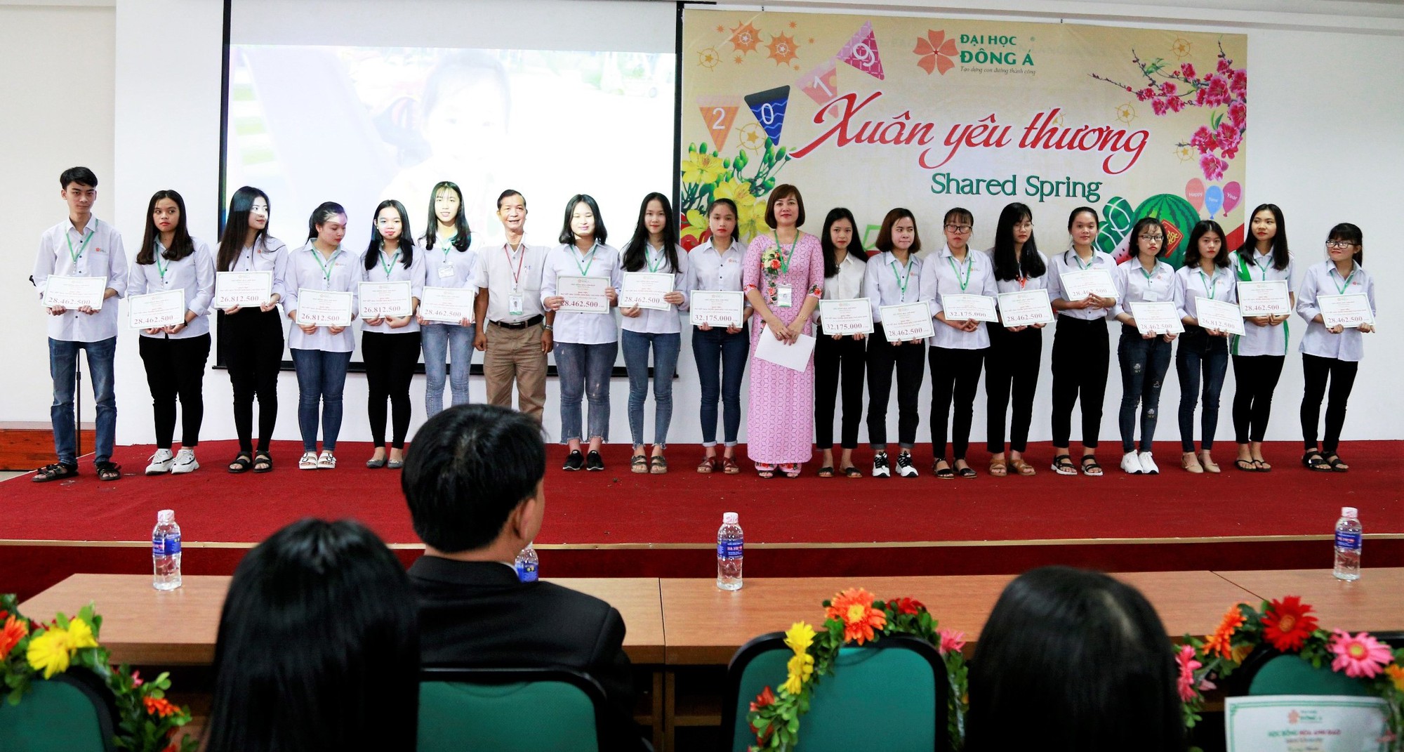 Đại học Đ&ocirc;ng &Aacute;: Trao tặng 233 v&eacute; xe Tết cho  sinh vi&ecirc;n kh&oacute; khăn - Ảnh 1.