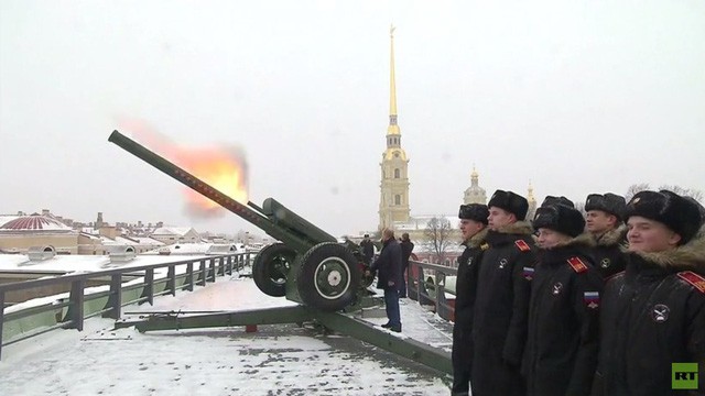 Cận cảnh Tổng Thống Putin đích thân khai hỏa đại bác
