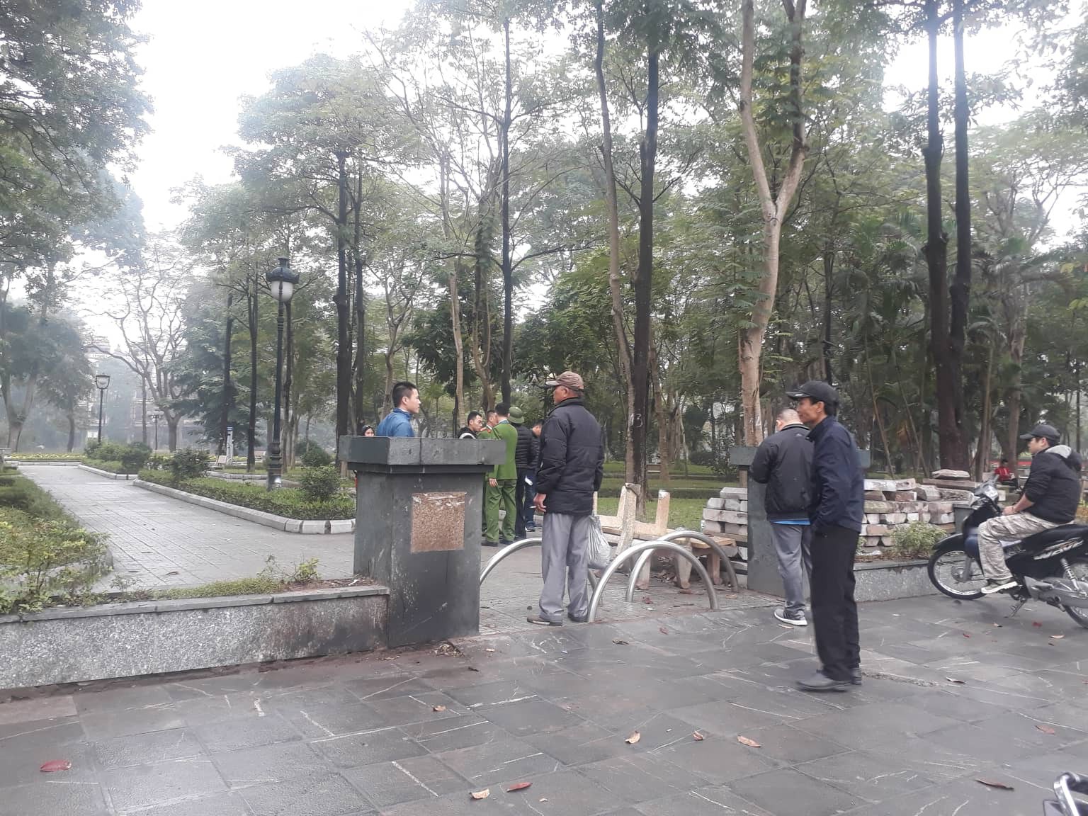 Tá hỏa phát hiện thi thể phụ nữ nằm sấp, bán khỏa thân trong vườn hoa - Ảnh 1.