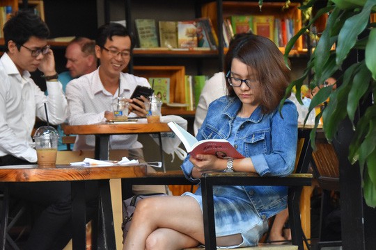 Chuyện ở đường s&aacute;ch Nguyễn Văn B&igrave;nh - Ảnh 9.