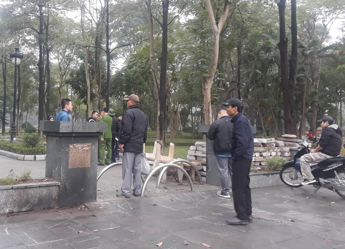 Tá hỏa phát hiện thi thể phụ nữ nằm sấp, bán khỏa thân trong vườn hoa