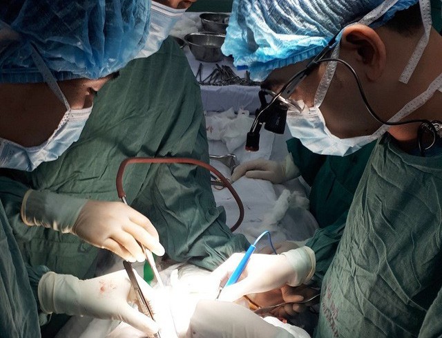 Hy hữu người đàn ông bị thanh gỗ đập vỡ tim
