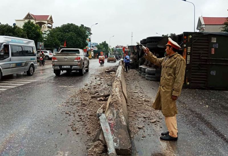 Xe đầu kéo “cày nát” 20 m dải phân cách, lật ngang trên Quốc lộ 1A