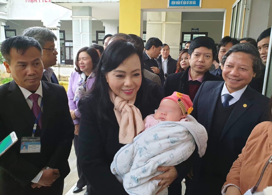 Bộ trưởng Nguyễn Thị Kim Tiến chất vấn cán bộ tiêm chủng trước khi tiêm ComBE FIVE