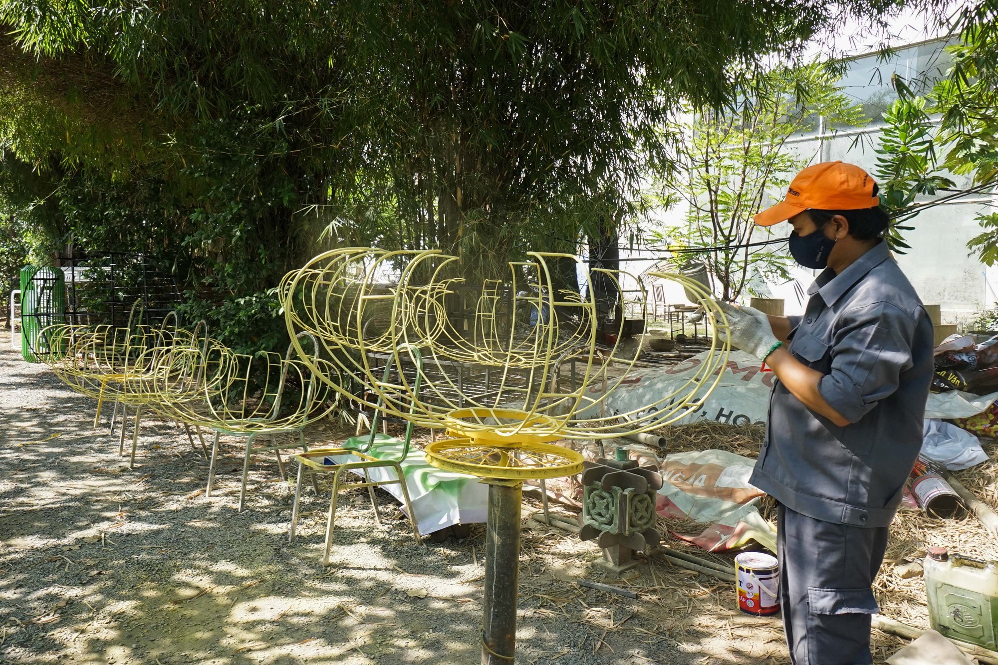 V&agrave;o xưởng chế t&aacute;c linh vật cho đường hoa Tết Kỷ Hợi 2019 - Ảnh 5.