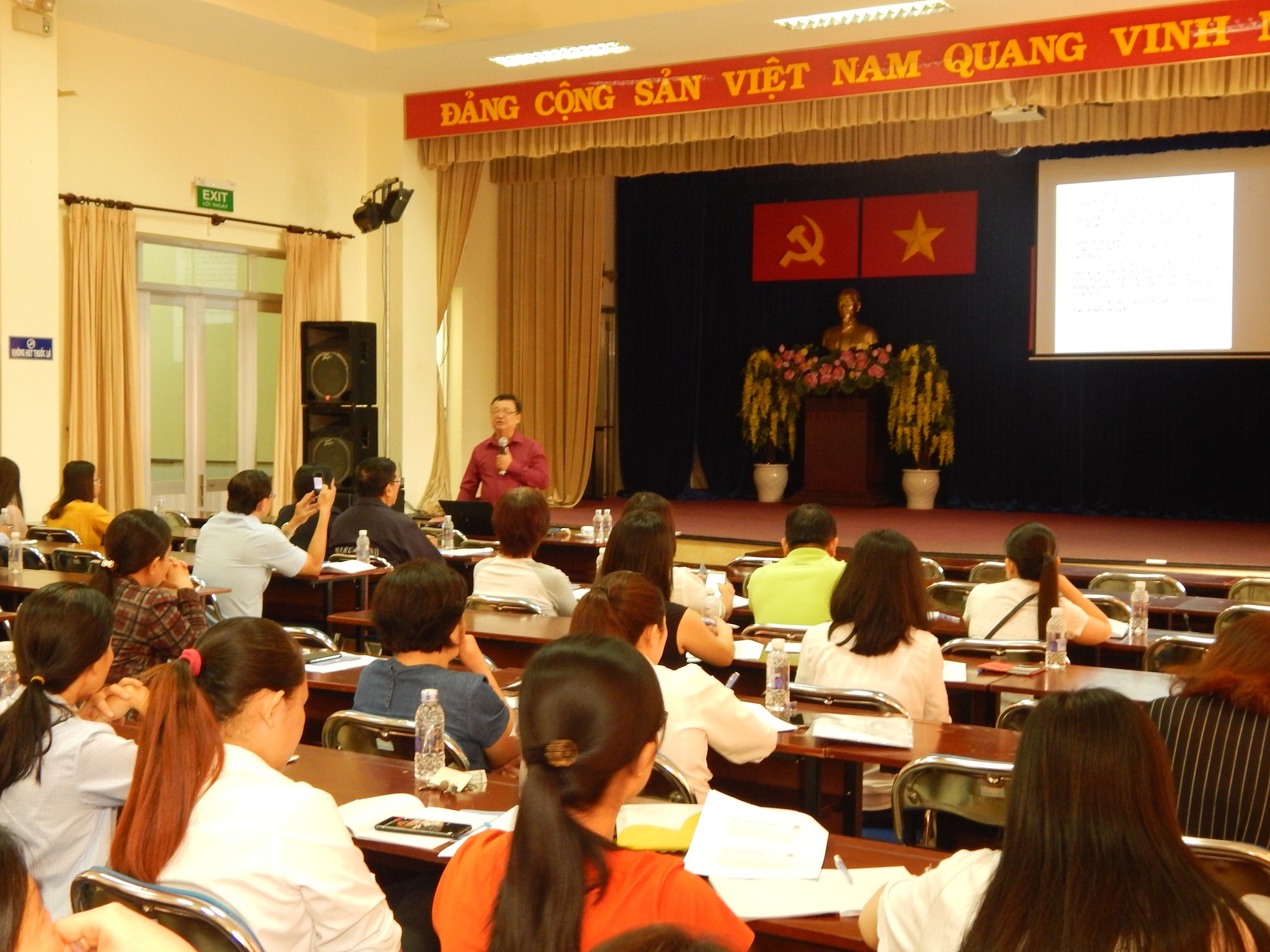 Phổ biến ph&aacute;p luật cho doanh nghiệp, c&aacute;n bộ C&ocirc;ng đo&agrave;n - Ảnh 1.