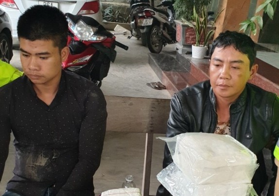 Bí mật trong 2 bọc màu trắng khả nghi trên chiếc xế hộp mang BKS Hà Nội