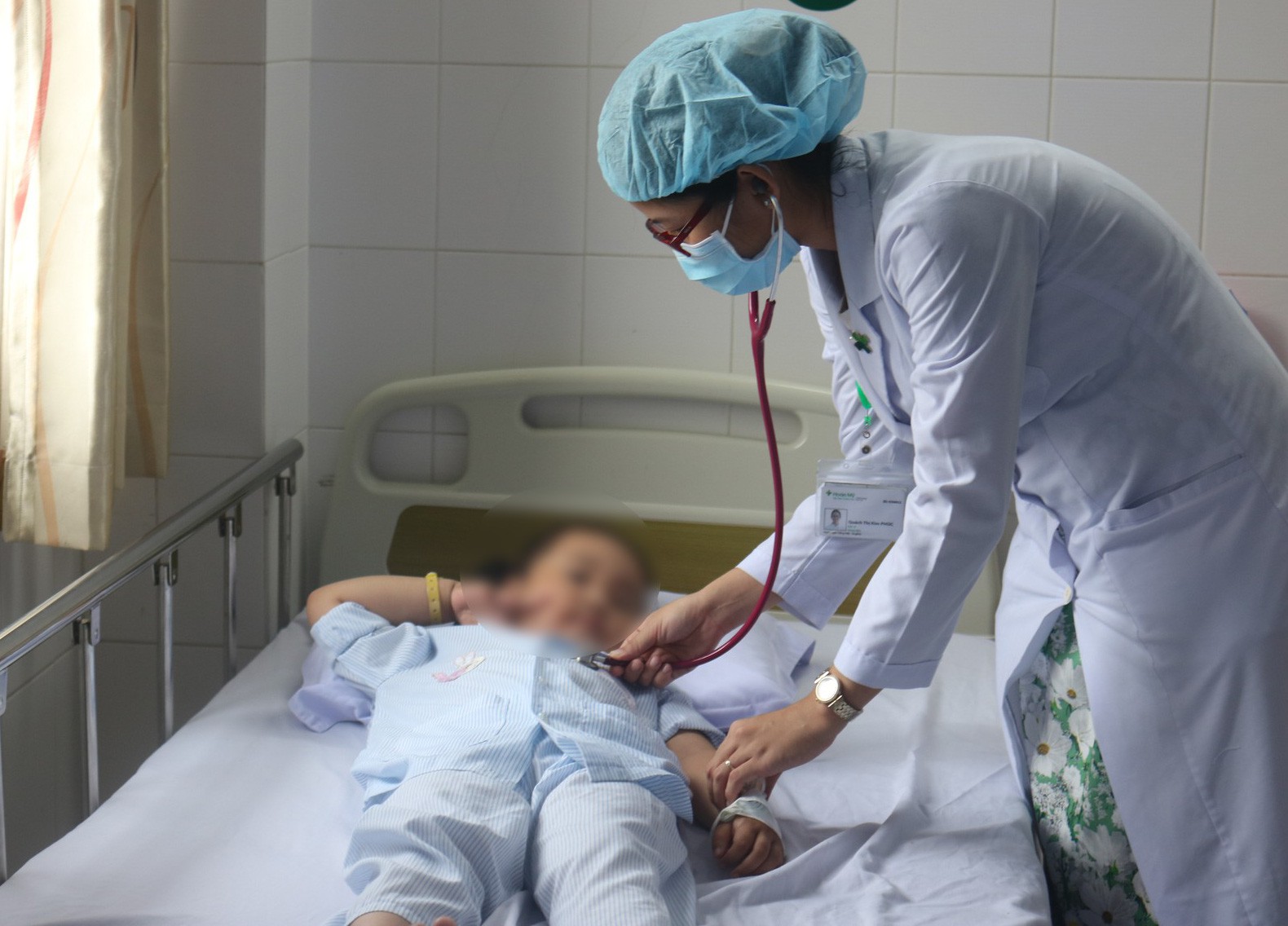 Bác sĩ khuyến cáo phụ huynh đừng bỏ qua khi thấy trẻ đau ở vùng rốn
