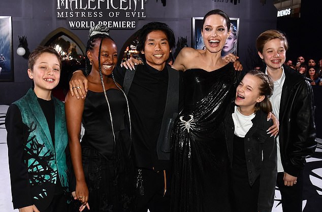 Pax Thiên tháp tùng mẹ nuôi Angelina Jolie trên thảm đỏ