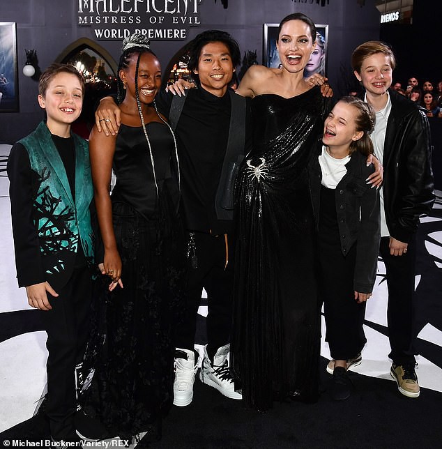 Pax Thiên tháp tùng mẹ nuôi Angelina Jolie trên thảm đỏ - Ảnh 4.