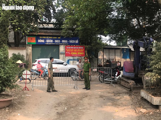 Đưa 2 nghi phạm s&aacute;t hại nam sinh vi&ecirc;n chạy Grab thực nghiệm hiện trường - Ảnh 3.