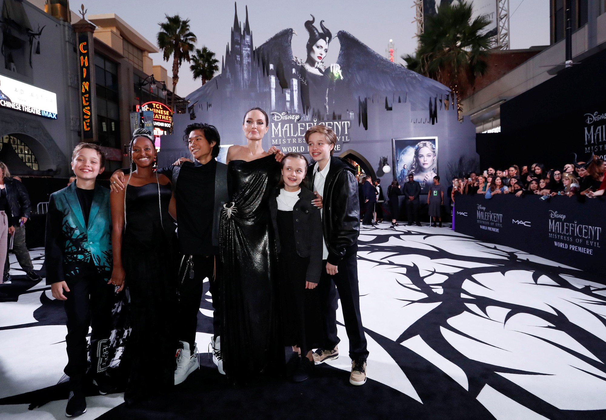 Pax Thiên tháp tùng mẹ nuôi Angelina Jolie trên thảm đỏ - Ảnh 2.