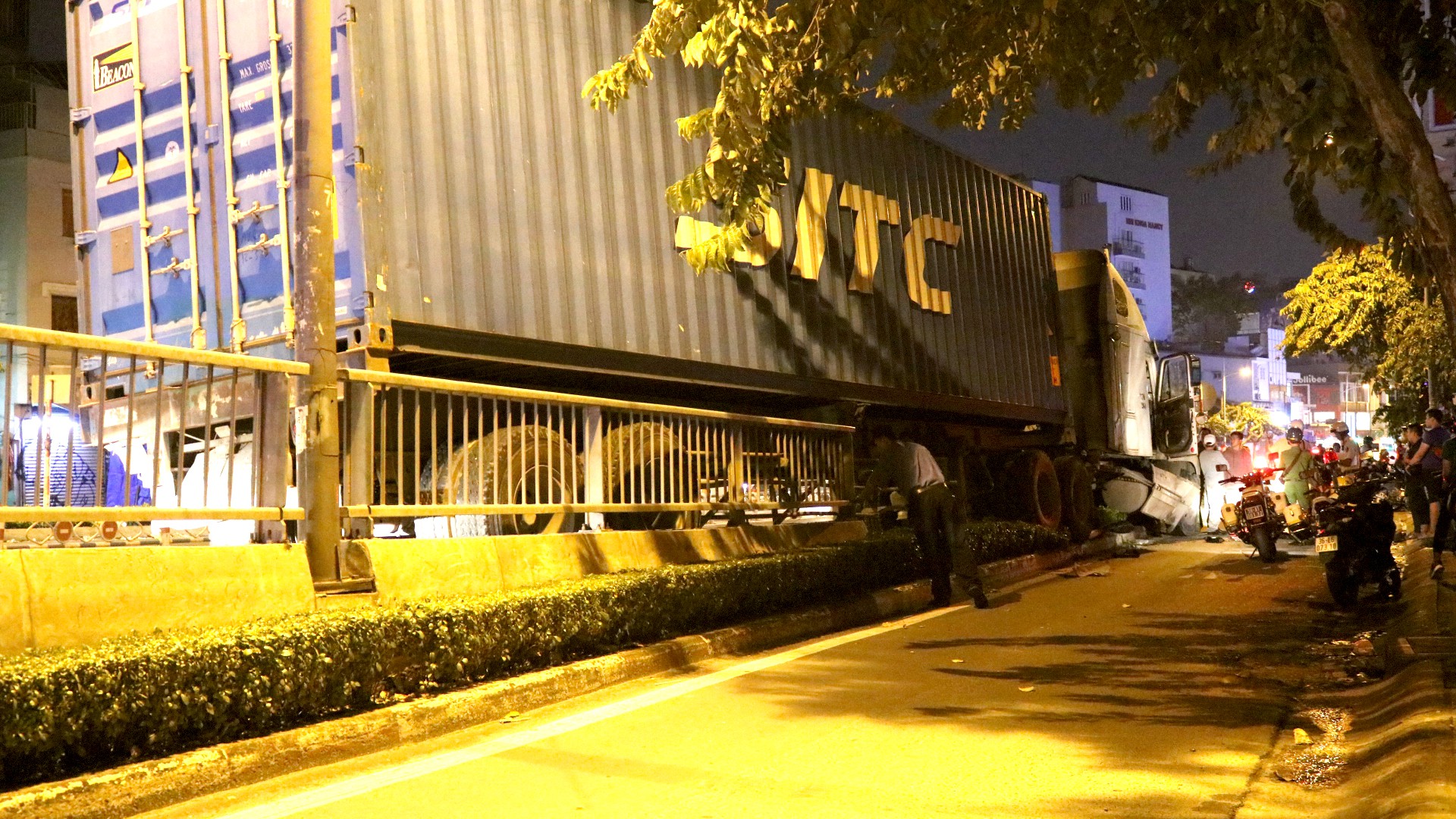 Video: Hiện trường xe container g&acirc;y tai nạn nghi&ecirc;m trọng ở trung t&acirc;m TP HCM - Ảnh 5.