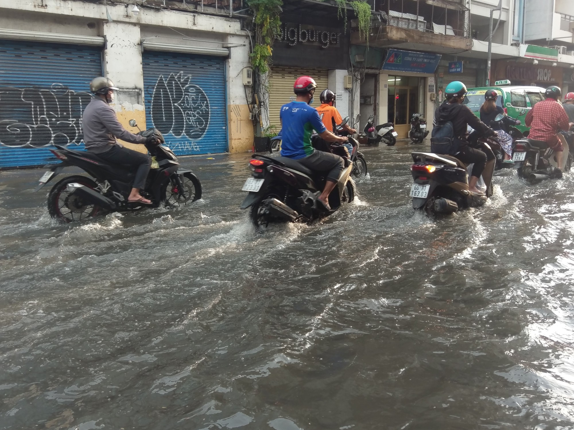 Đến lượt khu Chợ Lớn, Bến Th&agrave;nh bị triều cường g&acirc;y họa - Ảnh 2.