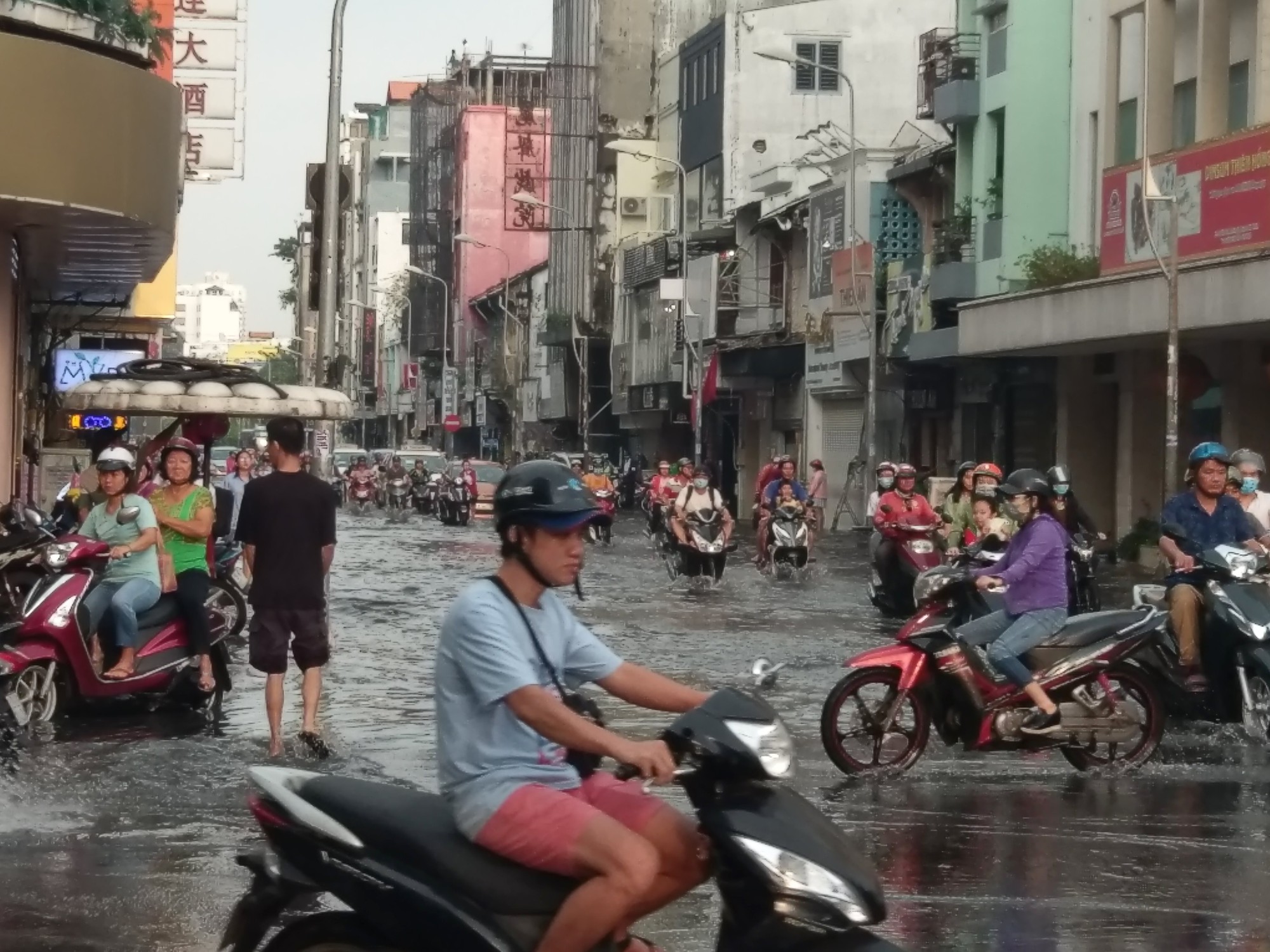 Đến lượt khu Chợ Lớn, Bến Thành bị triều cường gây họa