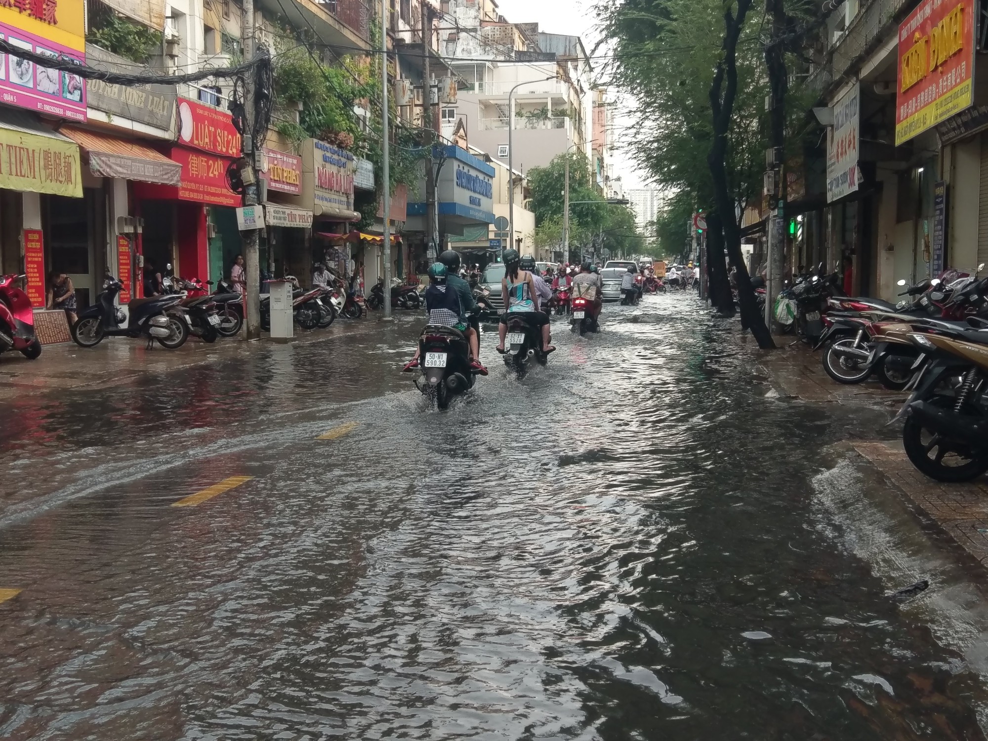 Đến lượt khu Chợ Lớn, Bến Th&agrave;nh bị triều cường g&acirc;y họa - Ảnh 4.