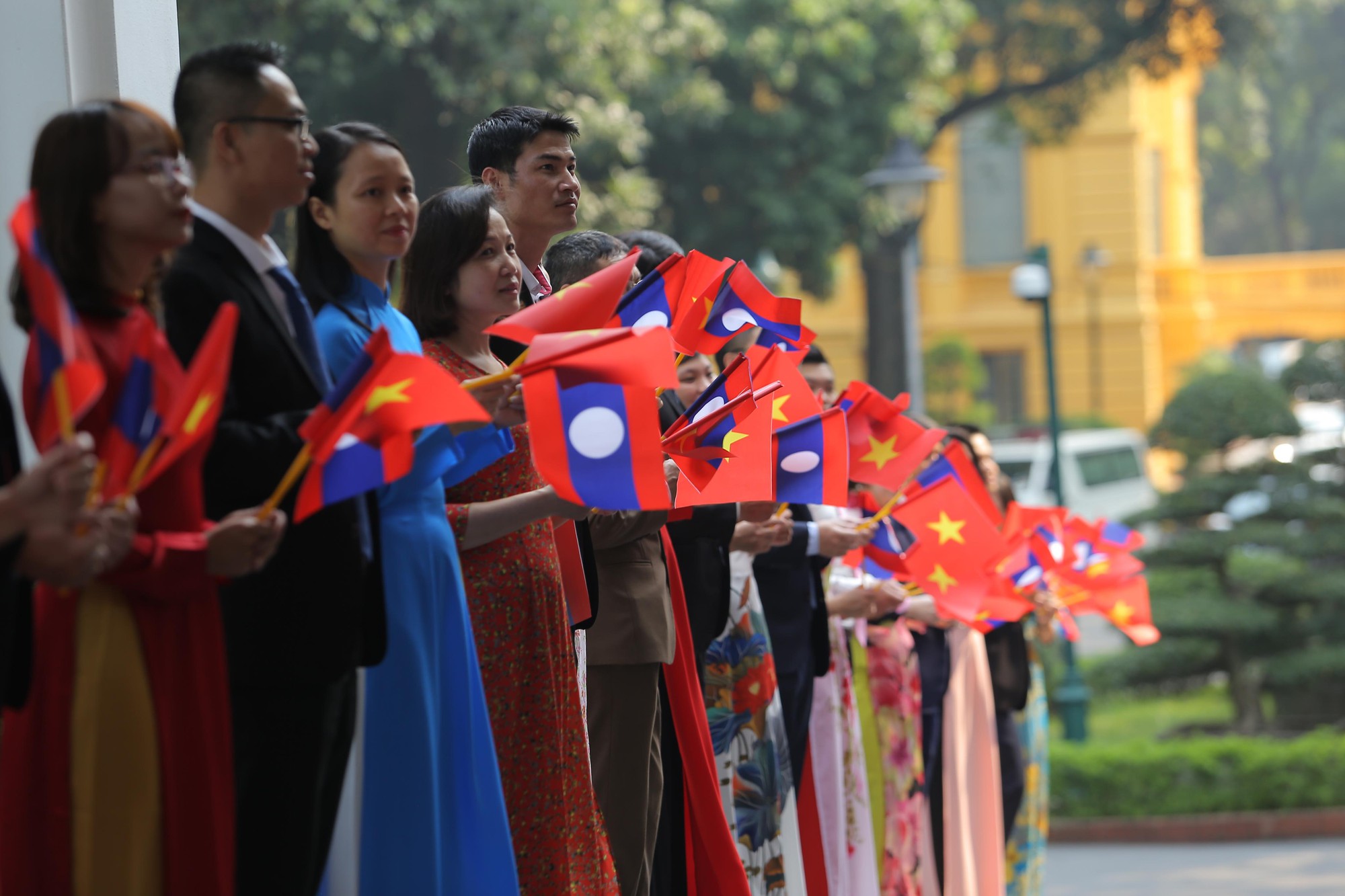 Cận cảnh Thủ tướng Nguyễn Xuân Phúc đón Thủ tướng Lào - Ảnh 7.