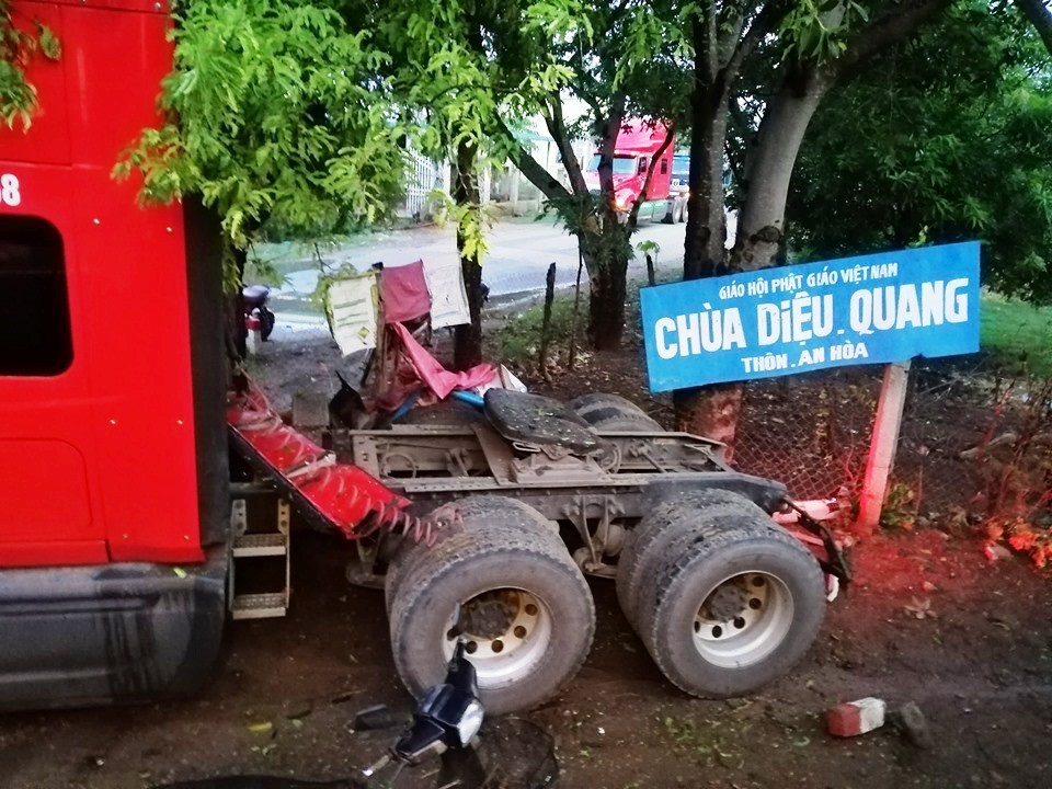 T&agrave;u hỏa t&ocirc;ng đứt đ&ocirc;i xe container, t&agrave;i xế tho&aacute;t chết - Ảnh 3.