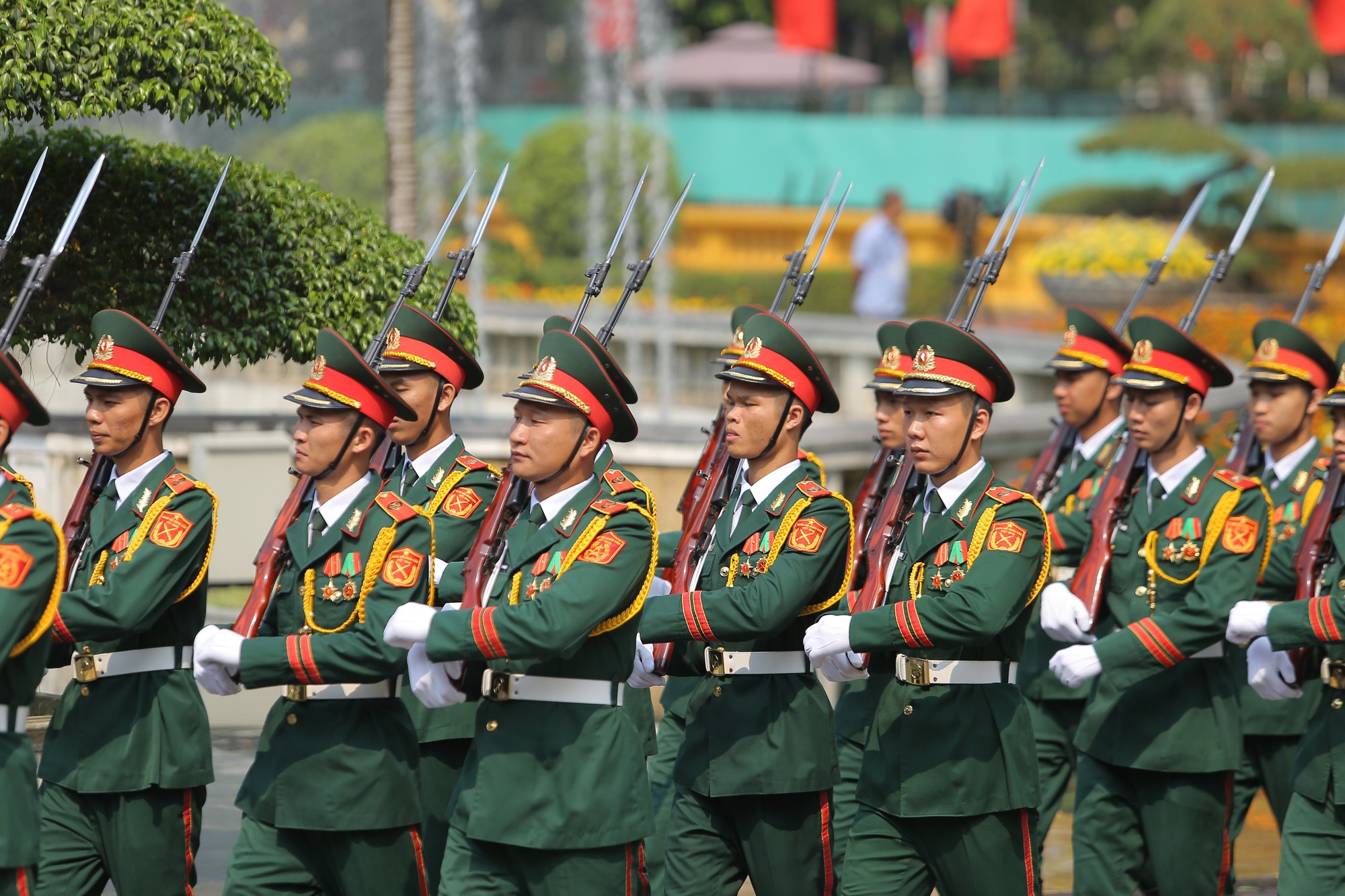 Cận cảnh Thủ tướng Nguyễn Xuân Phúc đón Thủ tướng Lào - Ảnh 4.