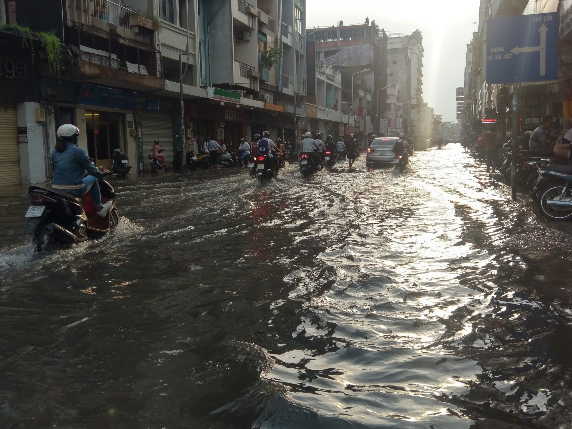 TP HCM chuẩn bị đón đợt triều cường kỷ lục trong 3 ngày - Ảnh 2.