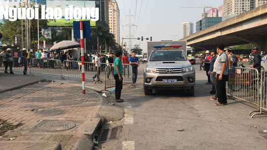Đưa 2 nghi phạm s&aacute;t hại nam sinh vi&ecirc;n chạy Grab thực nghiệm hiện trường - Ảnh 7.